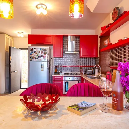 Apartment Truffle - Bohemian Raspberry