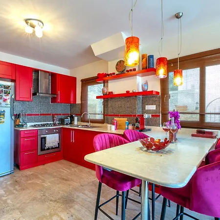 Truffle - Bohemian Raspberry Apartment *